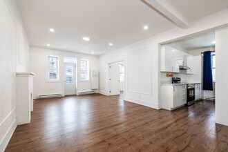 Plaza Court in Montréal, QC - Building Photo - Interior Photo