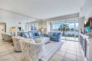9380 Gulf Shore Dr in Naples, FL - Building Photo