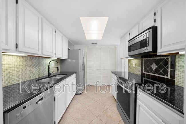 3052 Kings Lake Blvd in Naples, FL - Building Photo - Building Photo