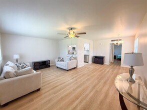 205 Andover Pl N in Sun City Center, FL - Foto de edificio - Building Photo