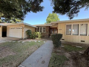 2291 University Ave in Sacramento, CA - Building Photo - Building Photo