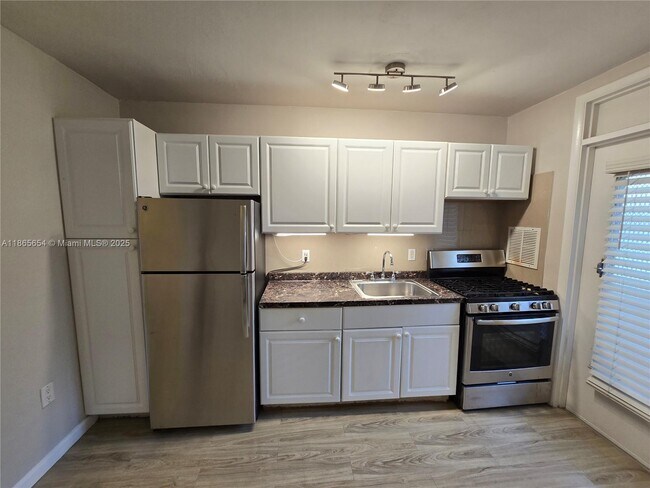 441 Collins Ave in Miami Beach, FL - Building Photo - Building Photo