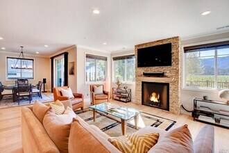 109 Dahlia St in St Helena, CA - Building Photo - Building Photo