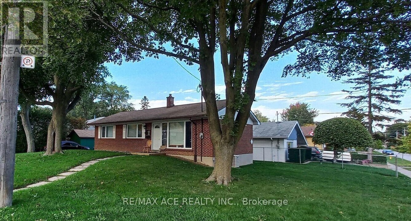 2 Botany Hill Rd in Toronto, ON - Building Photo