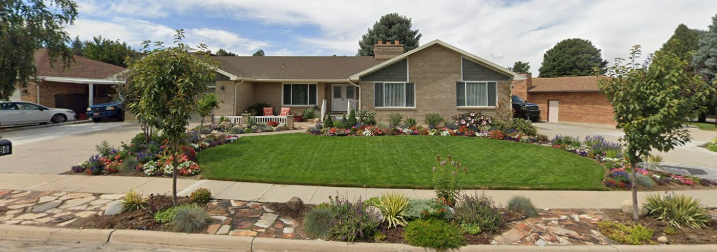 8296 S Terrace Dr in Sandy, UT - Foto de edificio