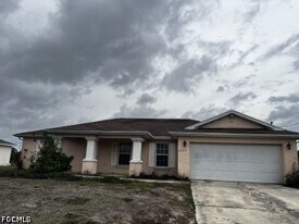 3202 61st St W in Lehigh Acres, FL - Building Photo