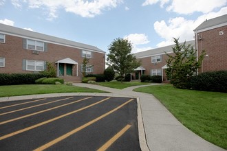 HOLMDEL POINTE in Keyport, NJ - Foto de edificio - Building Photo