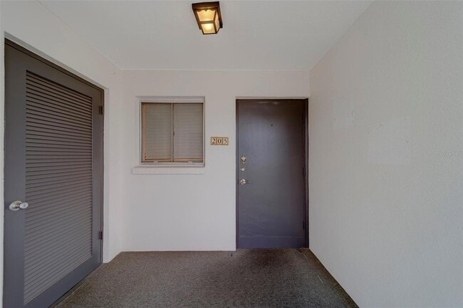 2944 W Bay Dr in Belleair Bluffs, FL - Foto de edificio - Building Photo