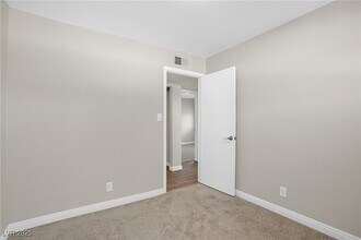 416 Rossmoyne Ave in North Las Vegas, NV - Foto de edificio - Building Photo