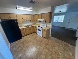 21520 Campbell Dr in Brooksville, FL - Building Photo