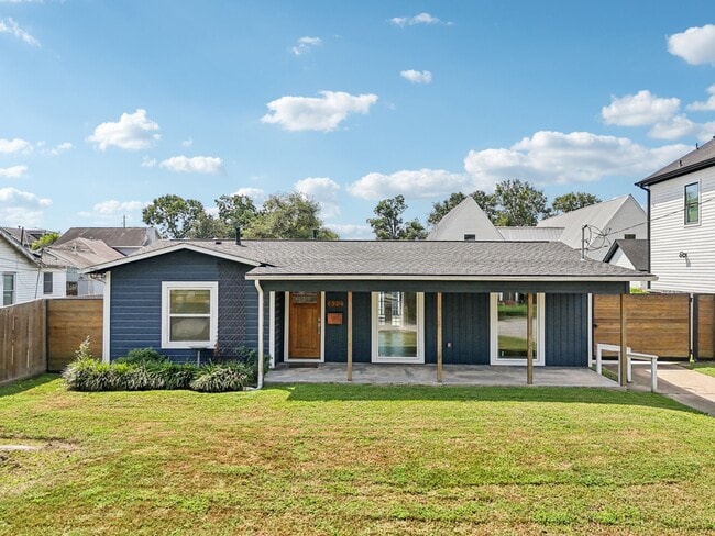 822 Avenue of Oaks St