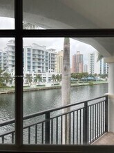 3135 NE 184th St in North Miami Beach, FL - Foto de edificio - Building Photo