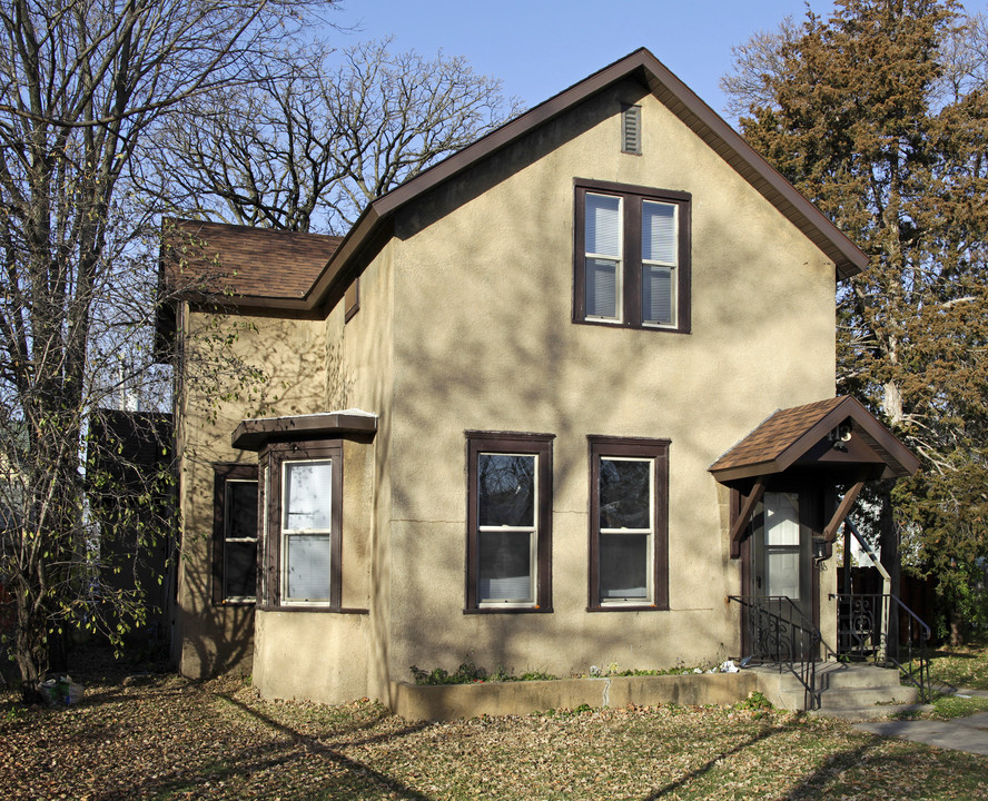 413 S 8th Ave in St. Cloud, MN - Foto de edificio