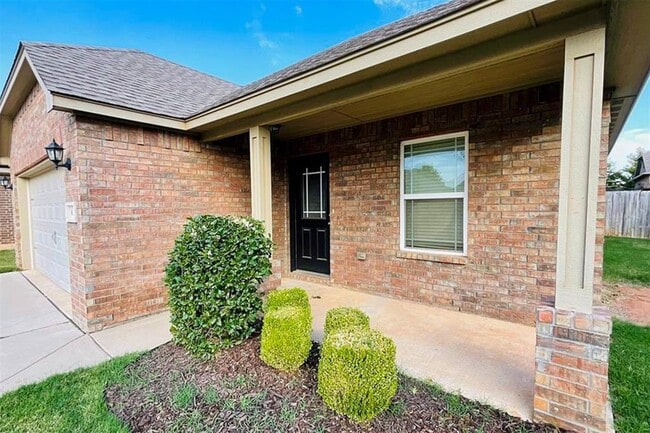 621 Christian Ln in Yukon, OK - Building Photo - Building Photo
