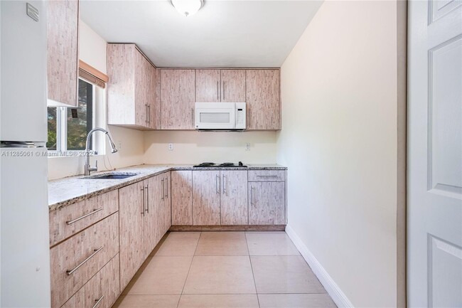 2301 NW 98th St-Unit -2311 in Miami, FL - Building Photo - Building Photo