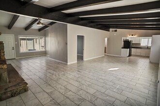 17197 Sierra Hwy in Santa Clarita, CA - Building Photo - Building Photo