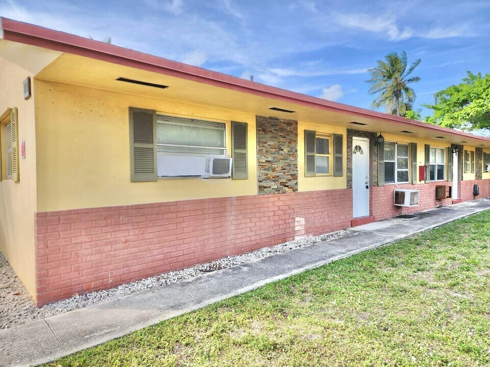 411 SE 23rd Ave-Unit -1 in Boynton Beach, FL - Building Photo