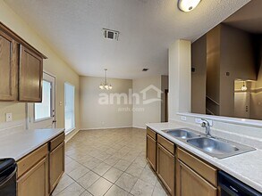 8610 Still Moon in San Antonio, TX - Foto de edificio - Building Photo