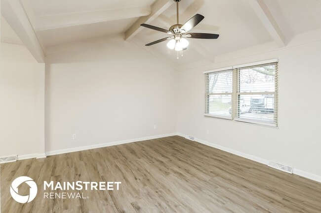 215 SE Crescent St, Unit 1126 in Lee's Summit, MO - Foto de edificio - Building Photo