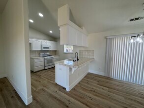 1298 W Cortner St in Hanford, CA - Building Photo - Building Photo