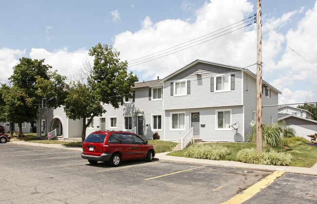 Summer Place Townhouses in Lansing, MI - Building Photo - Building Photo