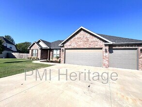 557 Rossi St in Springdale, AR - Foto de edificio - Building Photo