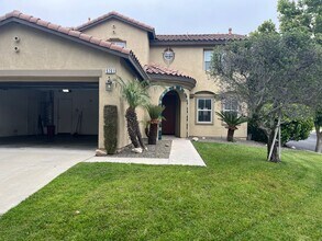 5761 Delamar Dr in Fontana, CA - Foto de edificio - Building Photo