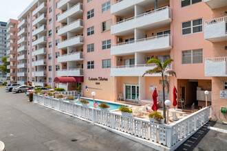 Leisure Shores Condominium in Pompano Beach, FL - Building Photo - Building Photo