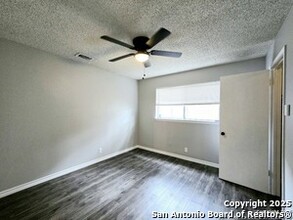 8415 Cranberry Hill in San Antonio, TX - Building Photo - Building Photo