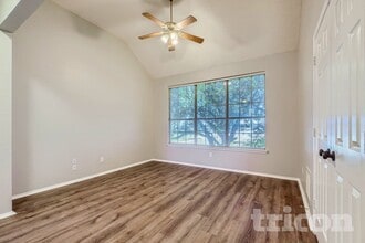 4649 Devonshire Dr in Grand Prairie, TX - Foto de edificio - Building Photo