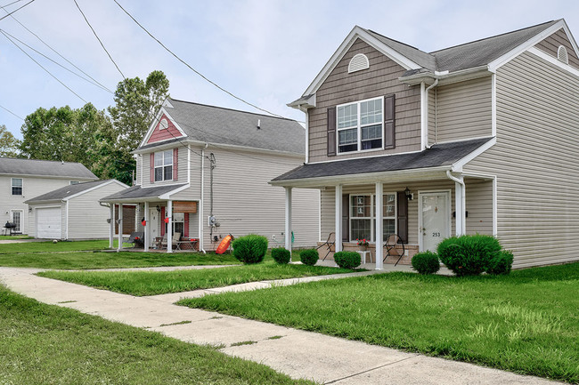 East Newark Homes in Newark, OH - Building Photo - Building Photo