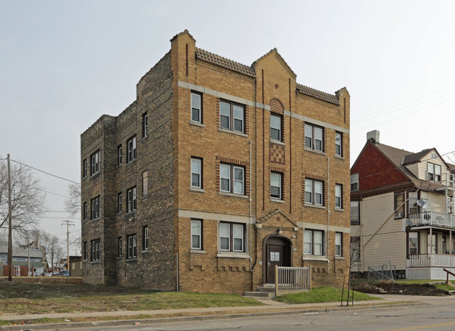 2726 W Clybourn St in Milwaukee, WI - Building Photo - Building Photo