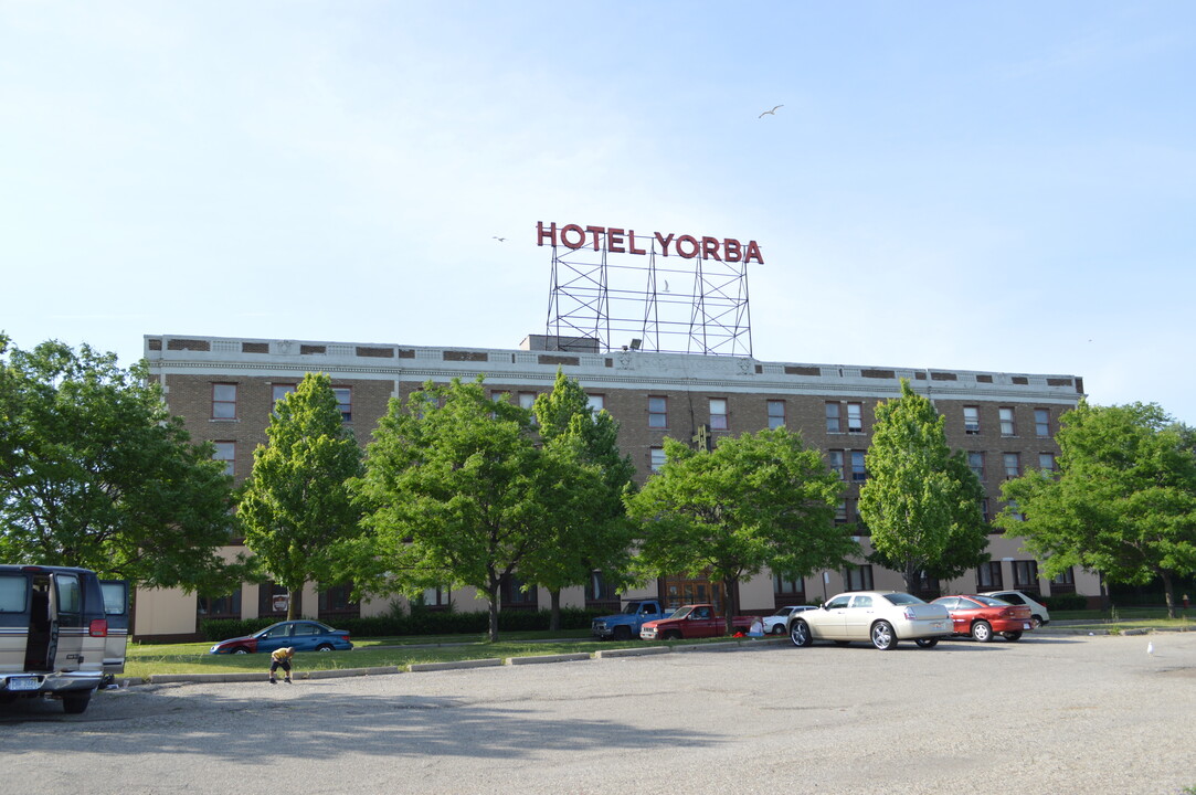 Hotel Yorba in Detroit, MI - Building Photo