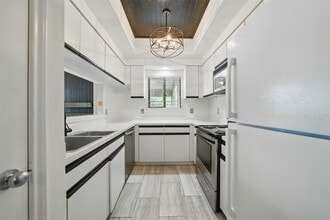 4144 Greystone Way, Unit 305 in Sugar Land, TX - Building Photo - Building Photo