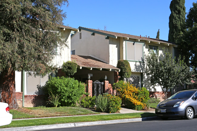 Casa Glenn Apartments in Fresno, CA - Building Photo - Building Photo