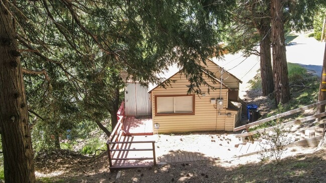 599 Acacia Dr in Crestline, CA - Building Photo - Building Photo