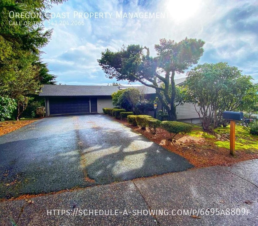 1100 SE 1st St in Newport, OR - Building Photo