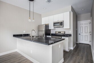 5262 Ella Blvd in Houston, TX - Building Photo - Building Photo