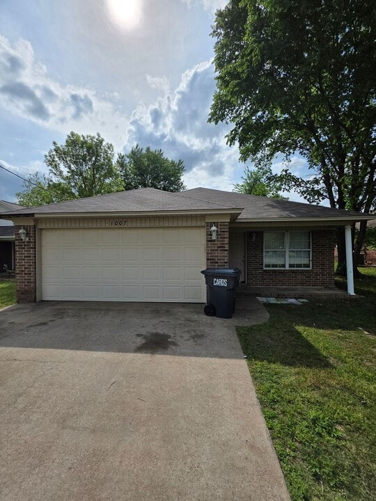 1007 N Parker Rd in Russellville, AR - Building Photo