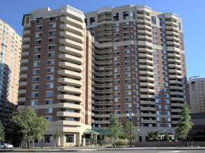 Quincy Plaza in Arlington, VA - Building Photo - Building Photo