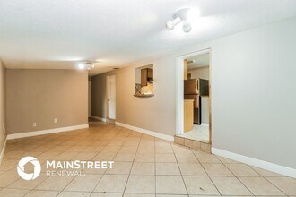 2326 E 111th Ave in Tampa, FL - Foto de edificio - Building Photo