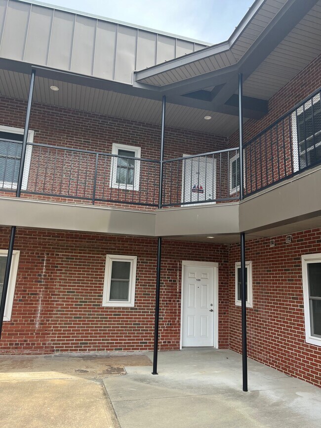 2201 Princess Anne St, Unit 2201-110 in Fredericksburg, VA - Foto de edificio - Building Photo