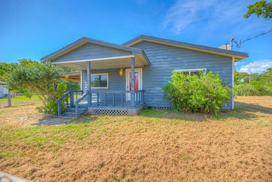 185 11th St in Onalaska, TX - Building Photo