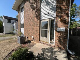 2131 Kensington Dr in Dayton, OH - Building Photo