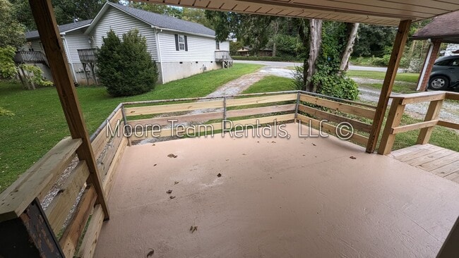 1302 Hebron Rd in Hendersonville, NC - Building Photo - Building Photo