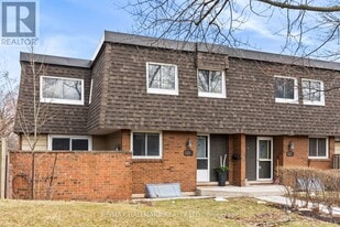619 Timber Ln in Burlington, ON - Building Photo