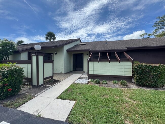 446 Knollwood Ct