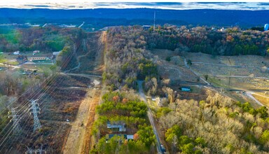 102 Hogan Hts Dr in Rossville, GA - Foto de edificio - Building Photo