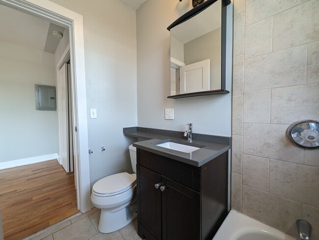 4542 N Damen Ave, Unit 412