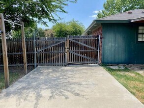 433 White Oak Ln in Burleson, TX - Building Photo - Building Photo